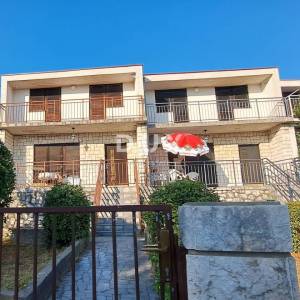 Crikvenica, Jadranovo, dvije dvojne kuće po 120 m2, dvorište