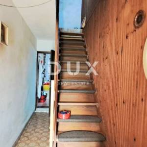 Crikvenica, Jadranovo, dvije dvojne kuće po 120 m2, dvorište