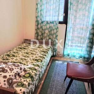 Crikvenica, Jadranovo, dvije dvojne kuće po 120 m2, dvorište