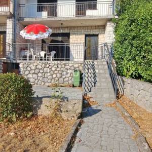 Crikvenica, Jadranovo, dvije dvojne kuće po 120 m2, dvorište