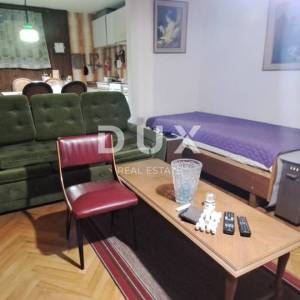 Crikvenica, Jadranovo, dvije dvojne kuće po 120 m2, dvorište