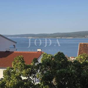CRIKVENICA, stan sa garažom i okućnicom