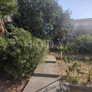 CRIKVENICA, stan sa garažom i okućnicom