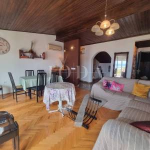 CRIKVENICA, stan sa garažom i okućnicom