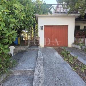 CRIKVENICA, stan sa garažom i okućnicom