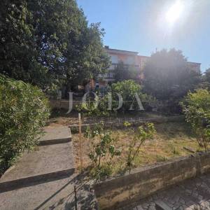 CRIKVENICA, stan sa garažom i okućnicom