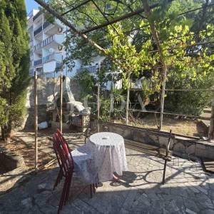 CRIKVENICA, stan sa garažom i okućnicom