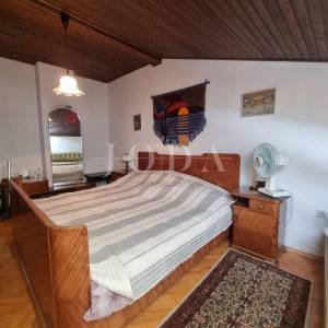 CRIKVENICA, stan sa garažom i okućnicom