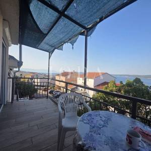 CRIKVENICA, stan sa garažom i okućnicom
