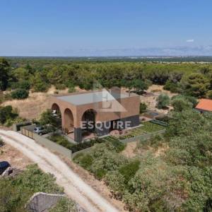 CRNO - Građevinski teren s gotovim projektom obiteljske kuće - 750m2