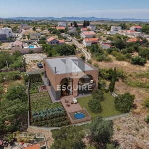 CRNO - Građevinski teren s gotovim projektom obiteljske kuće - 750m2