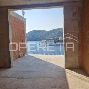 Dvoetažni stan s bazenom i pogledom na more – Brna, Korčula