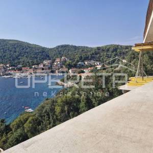 Dvoetažni stan s bazenom i pogledom na more – Brna, Korčula