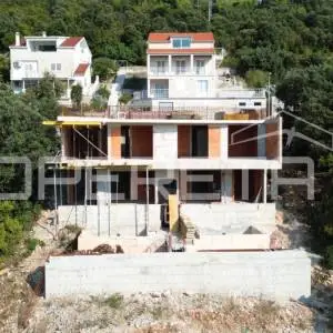 Dvoetažni stan s bazenom i pogledom na more – Brna, Korčula