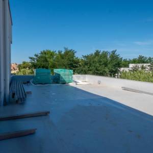 DVOETAŽNI STAN S KROVNOM TERASOM, 200 M OD MORA, PRIVLAKA - ZADAR