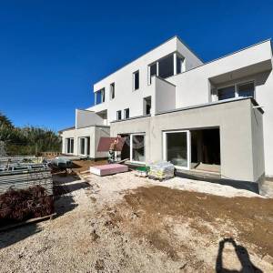 DVOETAŽNI STAN S KROVNOM TERASOM, 200 M OD MORA, PRIVLAKA - ZADAR