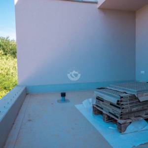DVOETAŽNI STAN S KROVNOM TERASOM, 200 M OD MORA, PRIVLAKA - ZADAR