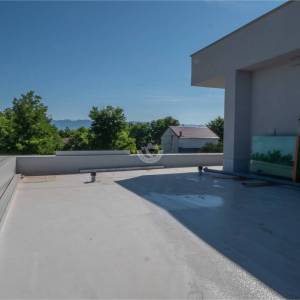 DVOETAŽNI STAN S KROVNOM TERASOM, 200 M OD MORA, PRIVLAKA - ZADAR