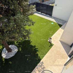 DVOETAŽNI STAN S PRIVATNIM BAZENOM I VELIKOM OKUĆNICOM – POREČ
