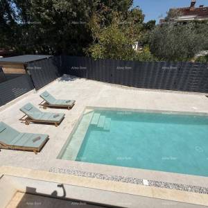 DVOETAŽNI STAN S PRIVATNIM BAZENOM I VELIKOM OKUĆNICOM – POREČ