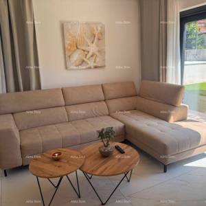 DVOETAŽNI STAN S PRIVATNIM BAZENOM I VELIKOM OKUĆNICOM – POREČ