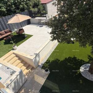 DVOETAŽNI STAN S PRIVATNIM BAZENOM I VELIKOM OKUĆNICOM – POREČ