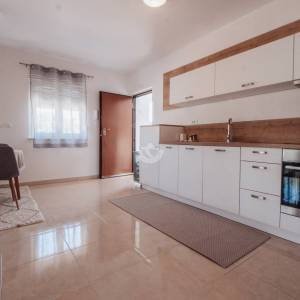 DVOSOBAN APARTMAN S VRTOM I 2 PARKIRNA MJESTA, 150 M OD PLAŽE, PETRČANE (PUNTA RADMAN) – ZADAR