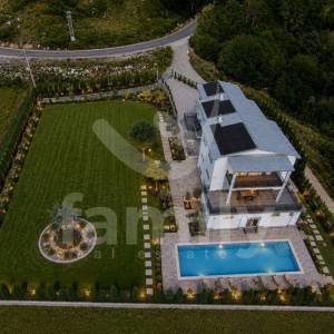 EKSKLUZIVNO – VRHUNSKA KUĆA S 3 ETAŽE U BRINJU