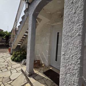 FAŽANA – KUĆA S 2 APARTMANA, 180 m², SAMO 300 m OD MORA I PLAŽE