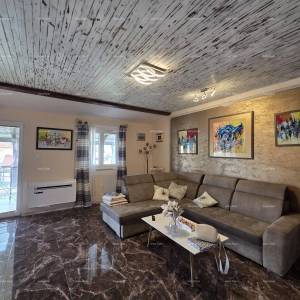 FAŽANA – KUĆA S 2 APARTMANA, 180 m², SAMO 300 m OD MORA I PLAŽE