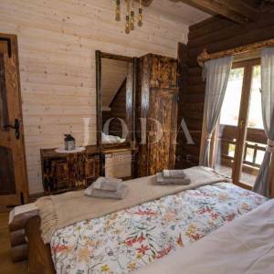 Gorski kotar, Vrata, drvena vila s unutarnjim bazenom 