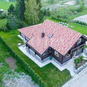 Gorski kotar, Vrata, drvena vila s unutarnjim bazenom 