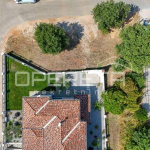 GRAĐEVINSKO ZEMLJIŠTE S DOZVOLOM I PROJEKTOM – KUĆA 260 m² S BAZENOM I POGLEDOM 