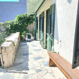 Grižane,  kamena kuća 140 m2 m, s parkirnim mjestom