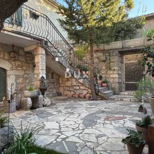 Grižane,  kamena kuća 140 m2 m, s parkirnim mjestom