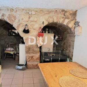 Grižane,  kamena kuća 140 m2 m, s parkirnim mjestom