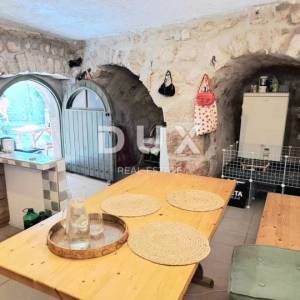 Grižane,  kamena kuća 140 m2 m, s parkirnim mjestom