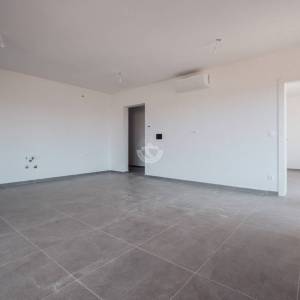 Hrvatska, Pag, Povljana – novogradnja stan prizemlje 75m2 , 2 spavaće sobe, Bazen, Balkon, Lift i Parking