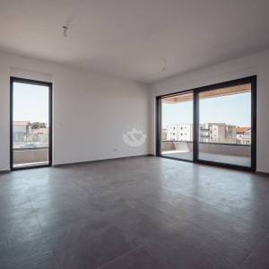 Hrvatska, Pag, Povljana – novogradnja stan prizemlje 75m2 , 2 spavaće sobe, Bazen, Balkon, Lift i Parking