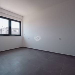 Hrvatska, Pag, Povljana – novogradnja stan prizemlje 75m2 , 2 spavaće sobe, Bazen, Balkon, Lift i Parking