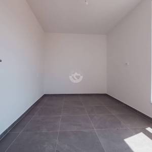 Hrvatska, Pag, Povljana – novogradnja stan prizemlje 75m2 , 2 spavaće sobe, Bazen, Balkon, Lift i Parking