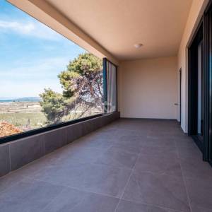 Hrvatska, Pag, Povljana – novogradnja stan prizemlje 75m2 , 2 spavaće sobe, Bazen, Balkon, Lift i Parking