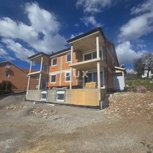 IČIĆI, POLJANE- dvojna kuća - započeta gradnja 225m2 s panoramskim pogledom na more + okoliš 620m2 