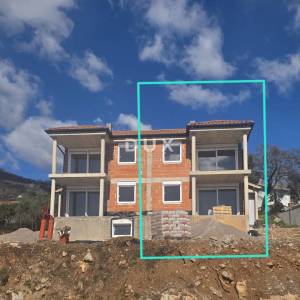 IČIĆI, POLJANE- dvojna kuća - započeta gradnja 225m2 s panoramskim pogledom na more + okoliš 620m2 