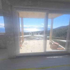 IČIĆI, POLJANE- dvojna kuća - započeta gradnja 225m2 s panoramskim pogledom na more + okoliš 620m2 