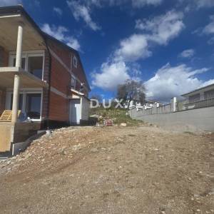 IČIĆI, POLJANE- dvojna kuća - započeta gradnja 225m2 s panoramskim pogledom na more + okoliš 620m2 