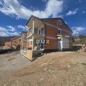 IČIĆI, POLJANE- dvojna kuća - započeta gradnja 225m2 s panoramskim pogledom na more + okoliš 620m2 