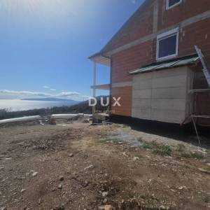 IČIĆI, POLJANE- dvojna kuća - započeta gradnja 225m2 s panoramskim pogledom na more + okoliš 620m2 