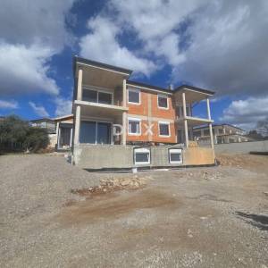 IČIĆI, POLJANE- dvojna kuća - započeta gradnja 225m2 s panoramskim pogledom na more + okoliš 420m2 