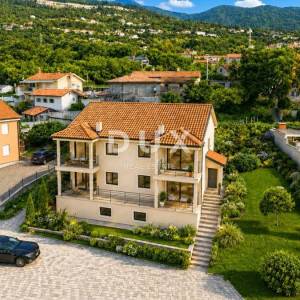 IČIĆI, POLJANE- dvojna kuća - započeta gradnja 225m2 s panoramskim pogledom na more + okoliš 420m2 